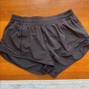 Lululemon Hotty Hot 2.5” Size 8 Black Shorts